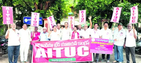 భవన నిర్మాణ కార్మికుల పోరుబాట 