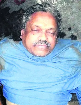 డ్రెయిన్‌లోకి దూసుకెళ్లిన కారు 