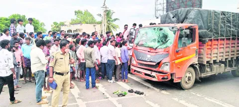 జె.ఆర్‌.పురంలో వ్యాన్‌ బీభత్సం