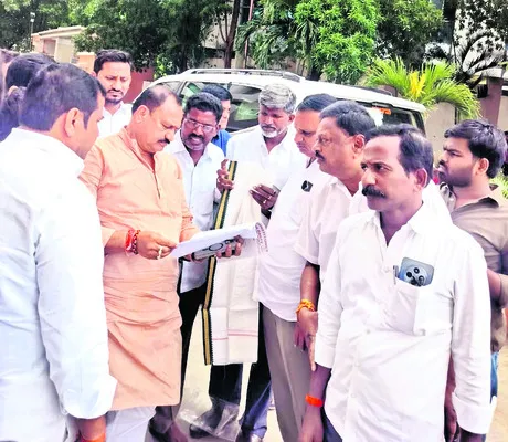 హైదరాబాద్‌ చేరిన నాయకుల పంచాయితీ 