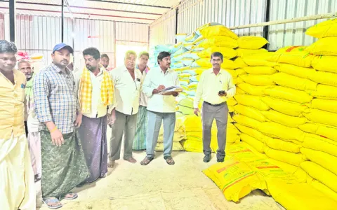ఎరువులు అధిక ధరకు విక్రయిస్తే చర్యలు 