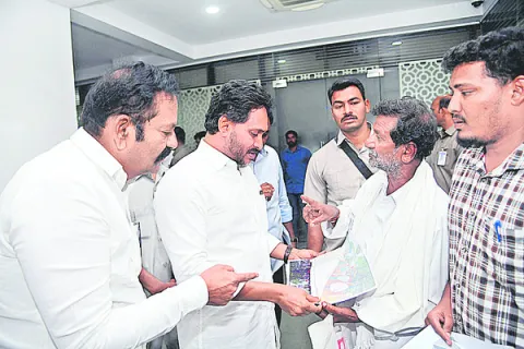 వైఎస్‌ జగన్‌ మోహన్‌రెడ్డిని కలసిన బాఽధితులు 