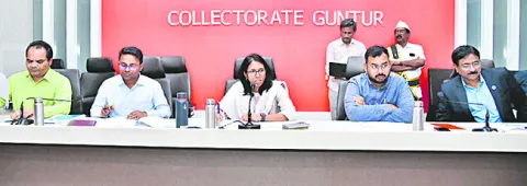 పంటల బీమాపై అవగాహన కల్పించండి 