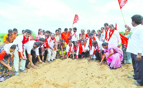 మిగులు భూములు పేదలకు పంచాలి