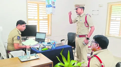 ఆన్‌లైన్‌ మోసాలపై అప్రమత్తంగా ఉండాలి