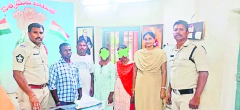 పెళ్లి భయంతో పారిపోయిన బాలికలు 