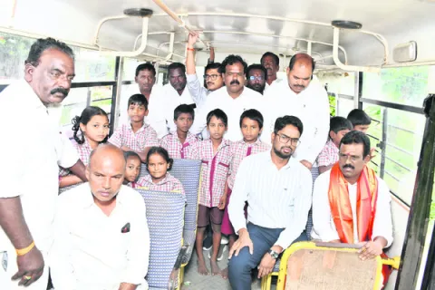 నిర్వాసితుల సమస్యలు పరిష్కరిస్తాం 