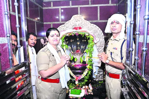 నాగోబాను   దర్శించుకున్న ఎస్పీ