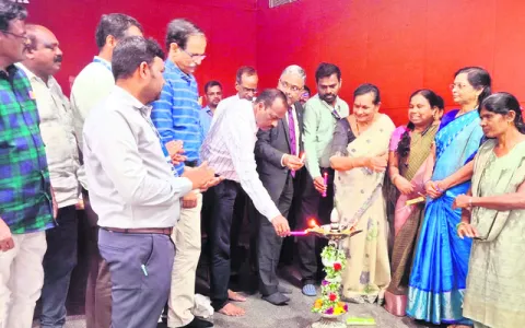 మహిళా సంఘాలకు  విరివిగా రుణాలివ్వాలి 
