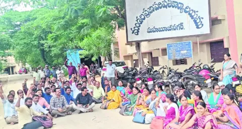 పెండింగ్‌ జీతాల కోసం ‘శిక్షణ’ బహిష్కరణ