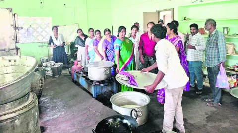 గురుకులంలో డీపీఓ తనిఖీ

