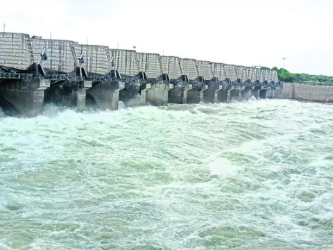 టెయిల్‌పాండ్‌ నుంచి నీటి విడుదల