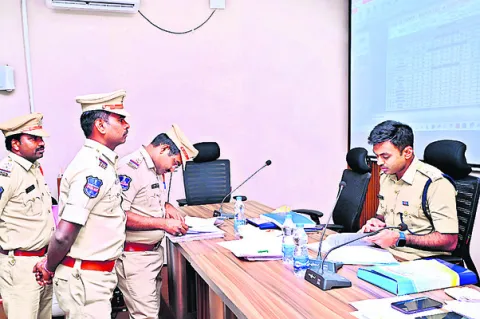 కేసుల దర్యాప్తును త్వరగా పూర్తిచేయాలి
