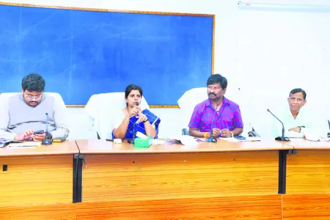 డెంగీ పేరుతో ప్రజలను భయపెట్టొద్దు