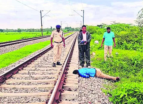 రైలు ఢీకొని యువకుడు మృతి 