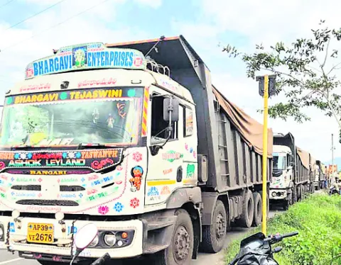 ఓవర్‌ లోడుతో వెళ్తున్న లారీలను అడ్డగించిన స్పీకర్‌ 