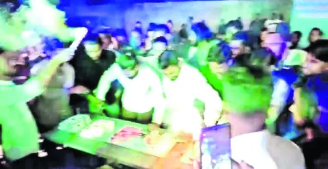 బర్త్‌డే వేడుకల్లో కత్తులతో వీరంగం