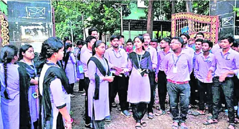 ఉపాధ్యాయురాలిపై చర్యలు తీసుకోవాలి 