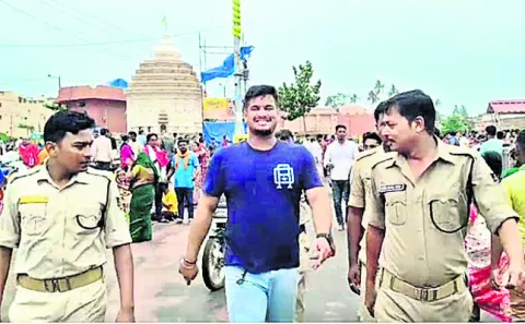 రహస్య కెమెరాతో చిక్కిన యువకుడు