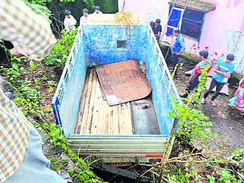 అదుపుతప్పిన  పికప్‌ వ్యాన్‌ 