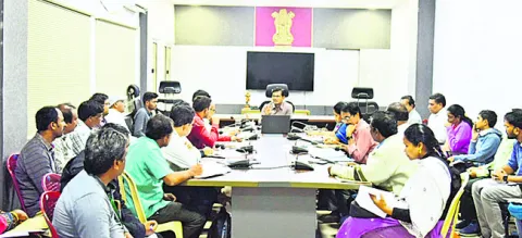 జిల్లా సమగ్రాభివృద్ధిపై శ్రద్ధ పెట్టండి 