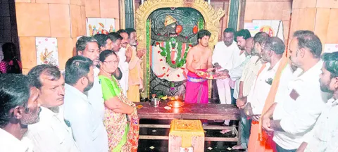 బెయిల్‌ రావాలంటూ పూజలు 