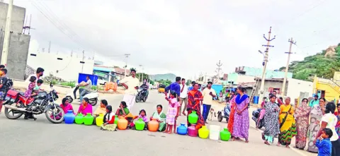 గుక్కెడు నీటి కోసం పది రోజులుగా నిరీక్షణ 