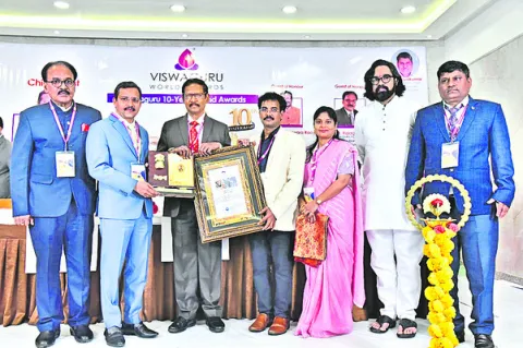 ప్రసన్నతబాబుకు విశ్వగురు వరల్డ్‌ రికార్డ్స్‌ పురస్కారం 