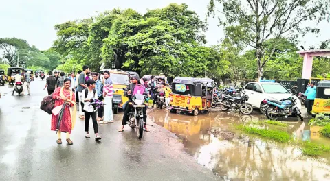 సంక్షేమ గురుకులానికి సెలవులు