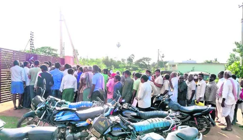 యూరియా కోసం బారులు