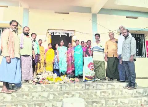 పంచాయతీ కార్యాలయం ఎదుట చెత్త పోసి నిరసన