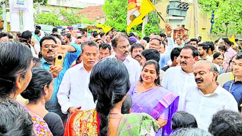 గొల్లపూడిలో  హోం మంత్రి పర్యటన 