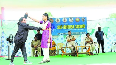 ఆడపిల్లలకు స్వీయ రక్షణలో ప్రత్యేక శిక్షణ