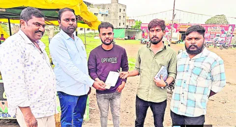 కొబ్బరి బోండాల    విక్రయదారులపై బల్దియా కొరడా