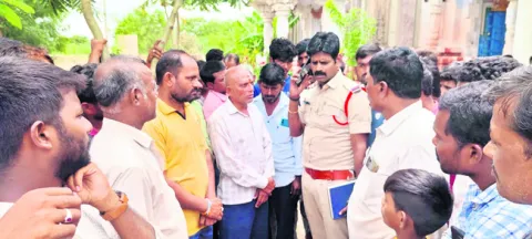 బోరవెల్లిలో గుప్తనిధుల కోసం తవ్వకాలు 