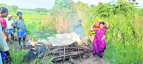 తండ్రికి తలకొరివిపెట్టిన కుమార్తె 