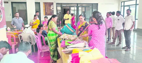కలెక్టరేట్‌లో స్టాల్స్‌ ఏర్పాటు