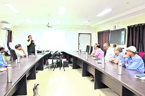 నాయకత్వ లక్షణాలను పెంపొందించుకోవాలి
