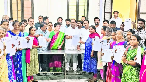 ఇందిరమ్మ ఇళ్ల మంజూరు పత్రాల పంపిణీ