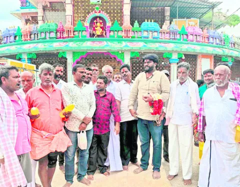 అక్రమ కేసుల నుంచి బయట పడాలని పూజలు 