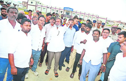 మీనాక్షి పర్యటనను జయప్రదం చేయాలి