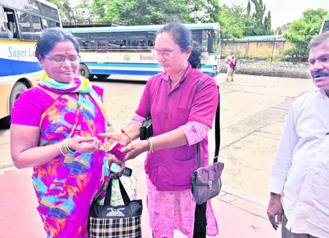 నిజాయితీ చాటుకున్న కండక్టర్‌ 
