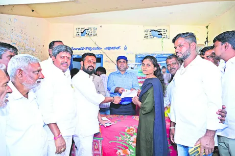 అర్హులందరికీ రేషన్‌ కార్డులు ఇస్తాం 