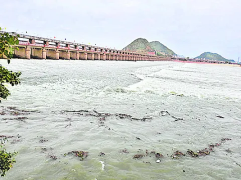 ప్రకాశం బ్యారేజ్‌కు పోటెత్తిన వరద నీరు 