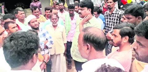 రోడ్డు విస్తీర్ణం తగ్గించాలని ఆందోళన 
