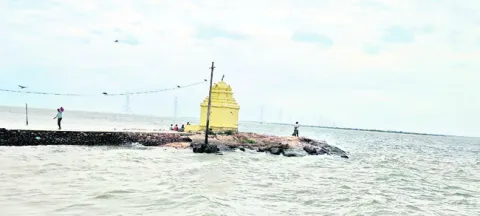 నిర్లక్ష్యం నిండా ముంచేస్తోంది! 
