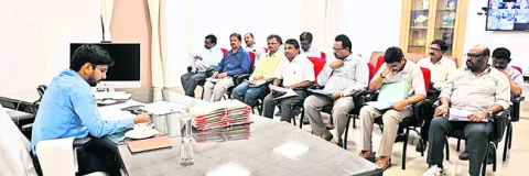 ప్రాజెక్ట్‌ల పూర్తికి చర్యలు : కలెక్టర్‌ 