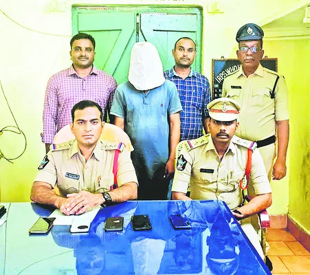 సెల్‌ఫోన్ల దొంగకు సంకెళ్లు! 