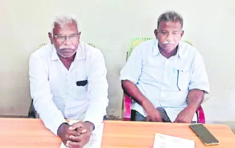 బేళ్ల తిరస్కరణతో రైతులకు తీవ్ర నష్టం 