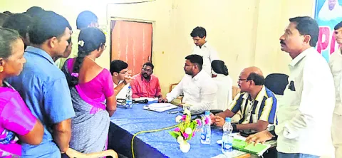 సమస్యలు త్వరితగతిన పరిష్కరించాలి 